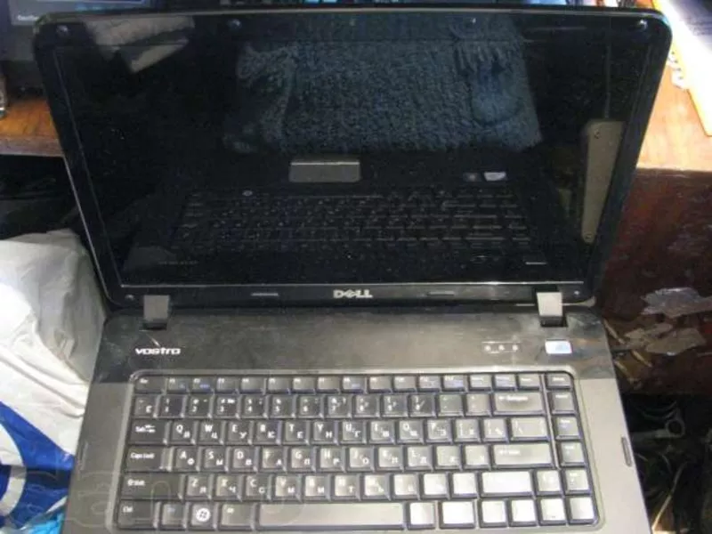 Продам нерабочий ноутбук Dell Vostro 1015 на запчасти .